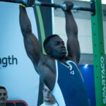 atleta di streetlifting che esegue un muscle up
