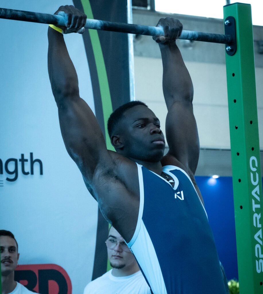 atleta di streetlifting che esegue un muscle up